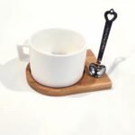 كوب سيراميك مع ملعقة وقاعدة بامبو – قابل للطباعة الحرارية